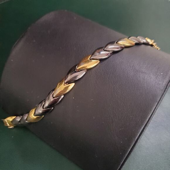 VTG Monet Bracelet Gold‎ Tone and Gun Metal Gray with Safety Chain 60's - Picture 6 of 7